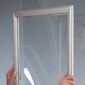 Kép 2/3 - Bel és kültéri plakátkeret üvegre, kétoldalas ragasztóval felrakható, imbuszkulcssal zárható, 32 mm profil, A3 méret