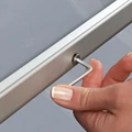 Kép 3/3 - Bel és kültéri plakátkeret üvegre, kétoldalas ragasztóval felrakható, imbuszkulcssal zárható, 32 mm profil, A3 méret