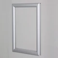 Kép 2/2 - Plakátkeret, A3, ablakra / üvegre, 25 mm profil, szögletes sarok