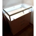 Kép 2/2 - Múzeumi pultvitrin, fiókos, méret: 1200 mm (szélesség) x 800 mm (mélység) x 1000 mm (magasság)
