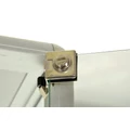 Kép 2/6 - Alumínium keretes gurulós és tárolós vitrin, 500x500x1950 mm, lábazattal vagy kerékkel, világítással