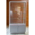 Kép 1/5 - Alumínium keretes üveg vitrin tárolóval, 1000x500x1950 mm, lábazattal vagy kerékkel