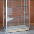 Kép 2/4 - Alumínium keretes üveg vitrin, 1000x500x1800 mm, lábazattal vagy kerékkel