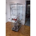 Kép 2/5 - Alumínium keretes üveg vitrin, 1000x500x1900 mm, lábazattal vagy görgővel, világítással