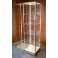 Kép 2/5 - Alumínium keretes üveg vitrin, 500x500x1900 mm, JUHAR, világítással