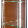Alumínium keretes üveg vitrin, 500x500x1900 mm, JUHAR, világítással