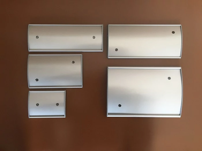 Falra helyezhető névtábla 105x74mm MT