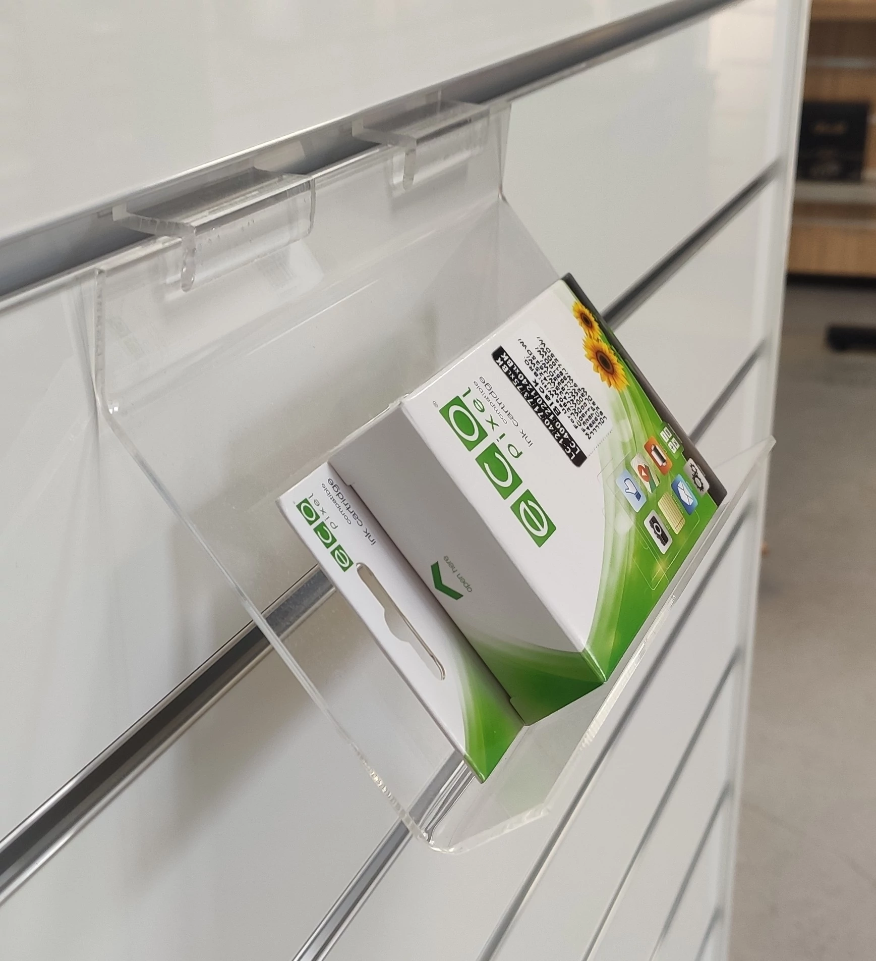 Alusínes panelba akasztható plexi polc, döntött