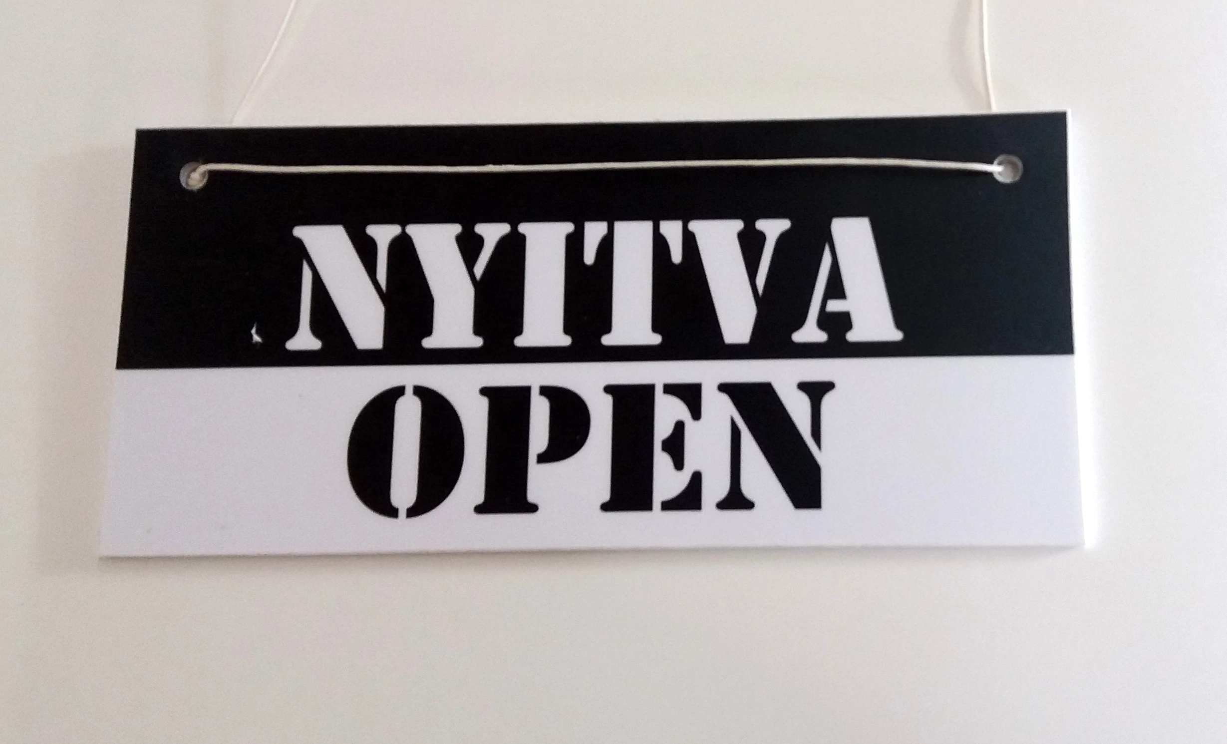 Nyitva - Zárva / Open - Closed tábla kétoldalas, 210 x 98 mm fekete-fehér