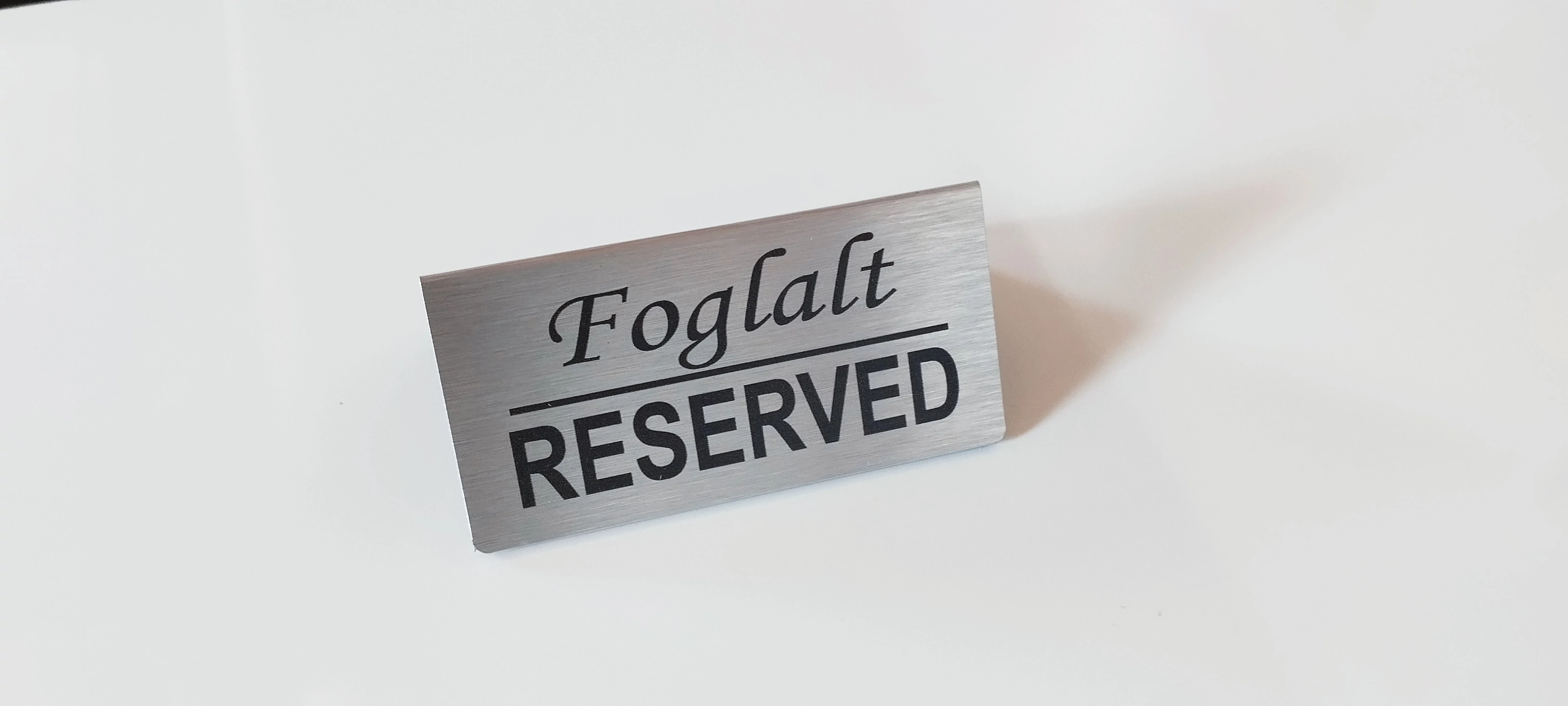 Asztaltábla, Foglalt felirat, Ezüst-szálcsiszolt fém 100 x 50 mm