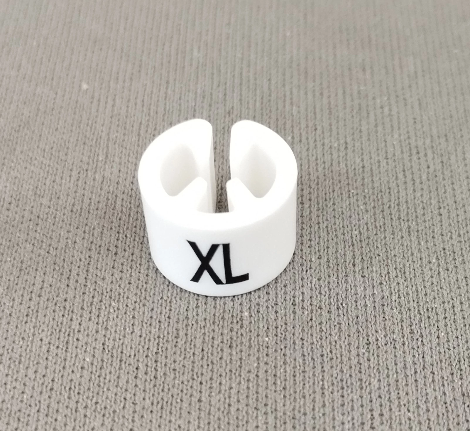 Méretjelölő vállfára,Fehér alap, fekete XL felirat - 100 db/csomag