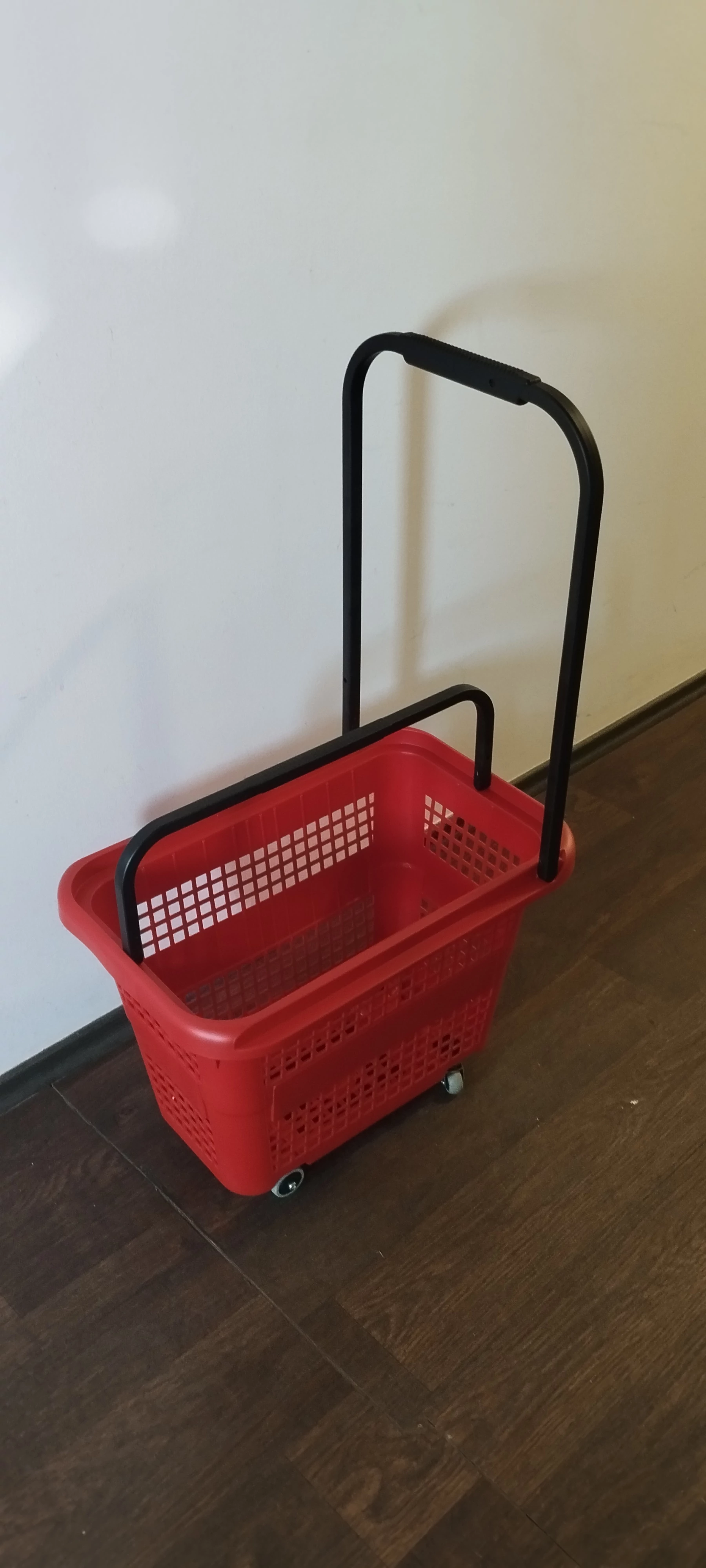 Gurulós bevsárlókosár, 32L, Piros színben és fekete füllel, 580 x 340 x 360 mm