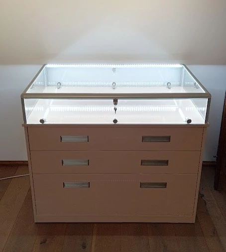 Múzeumi pultvitrin, fiókos, méret: 1200 mm (szélesség) x 800 mm (mélység) x 1000 mm (magasság)