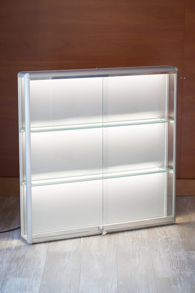 Alumínium keretes fali vitrin, 1000x250x1000 mm -Világítással