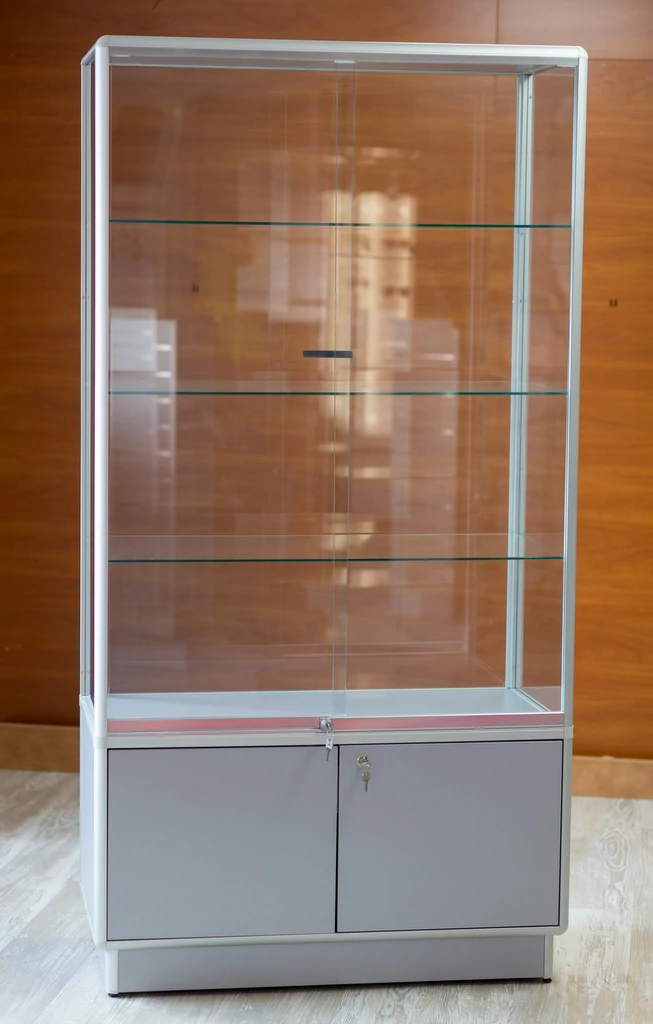 Alumínium keretes üveg vitrin tárolóval, 1000x500x1950 mm, lábazattal vagy kerékkel