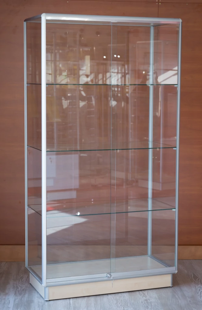 Alumínium keretes üveg vitrin, 1000x500x1850 mm, lábazattal vagy görgővel, világítással