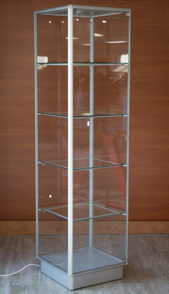 Alumínium keretes üveg vitrin, 500x500x1900 mm, lábazattal vagy kerékkel