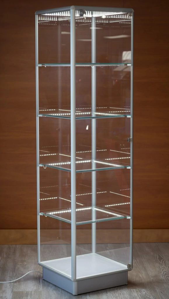 Alumínium keretes üveg vitrin, 500x500x1900 mm, lábazattal vagy kerékkel, világítással